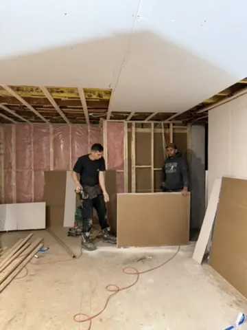 Carpinteros de Kasa instalando gabinetes a medida en una cocina de Montreal