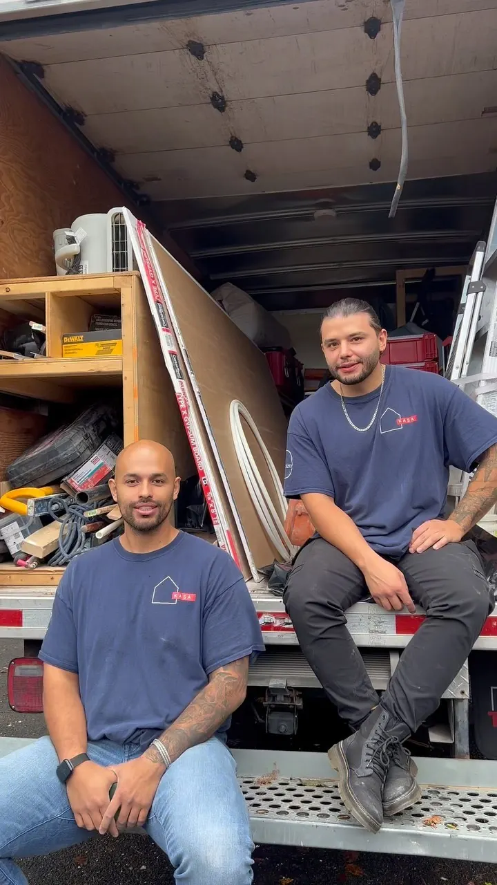 Cristian Mora et Samuel Perez, cofondateurs de Kasa Entrepreneur Général, sur un chantier à Montréal