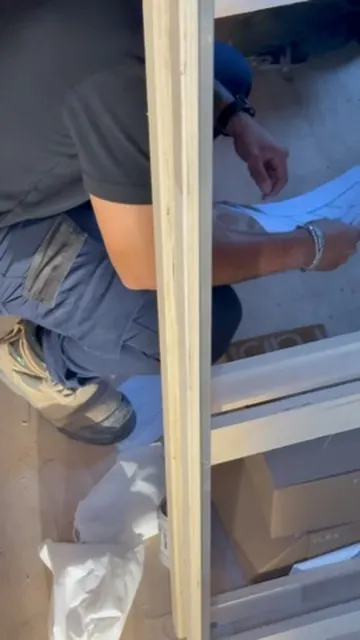 Detalle de carpintería ajustado a mano por un acabador de Kasa