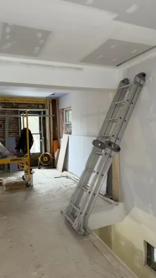Colocación del yeso durante la reconstrucción de una vivienda siniestrada
