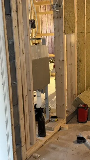 Plomería en bruto instalada dentro de un muro nuevo de baño
